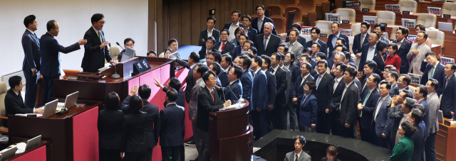 4일 오후 서울 여의도 국회에서 열린 본회의에서 국민의힘 의원들이 무제한토론(필리버스터) 24시간 경과 후 중단을 요구한 우원식 국회의장에게 항의하고 있다. 연합뉴스