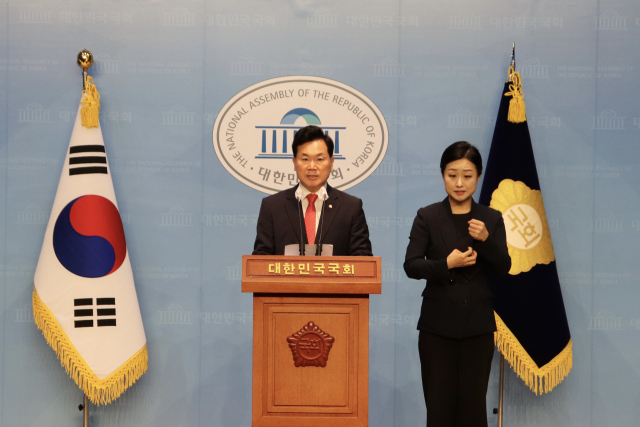 김승수 국민의힘 의원이 15일 국회 소통관에서 홍명보 축구 국가대표팀 감독 선임에 대한 재검토를 촉구하는 기자회견을 했다. 의원실 제공