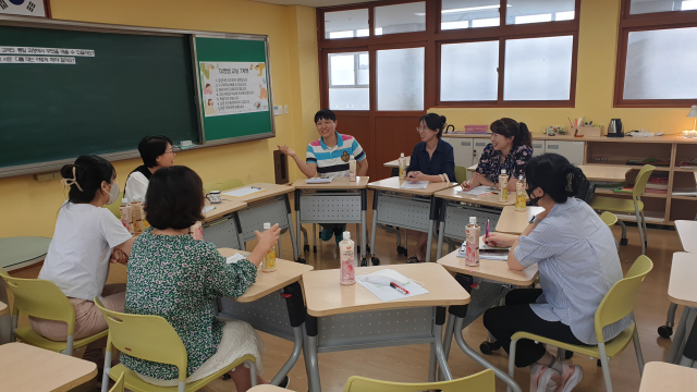 대구 봉덕초 교사들이 전문학습공동체를 통해 신규 및 저연차 교사들의 교직 생활 적응을 돕고 있다. 대구시교육청 제공