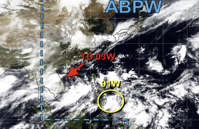 미국 합동태풍경보센터(JTWC, Joint Typhoon Warning Center)는 3호 태풍 개미로 발달할 가능성이 있는 3호 열대저압부(빨간색 화살표)와 4호 태풍 프라피룬으로 발달할 가능성이 있는 91W 열대요란(노란색 원)에 대해 감시하고 있다. JTWC 홈페이지