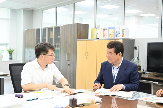 김충섭 김천시장이 기획재정부 김동일 예산실장(사진 좌측)을 만나 김천지역 현안사업에 대해 설명하고 내년도 예산안 반영을 요청하고 있다 .김천시 제공