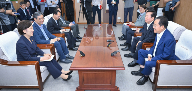 홍준표 대구시장과 권기창 안동시장, 한화진 환경부 장관이 15일 오후 대구시청 산격청사에서 열린 