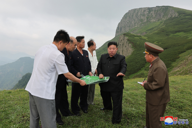 북한 김정은 국무위원장이 7월 11일과 12일에 걸쳐 이틀 동안 삼지연시 건설사업 전반을 현지지도 했다고 조선중앙통신이 14일 보도했다. [국내에서만 사용가능. 재배포 금지. For Use Only in the Republic of Korea. No Redistribution] 연합뉴스