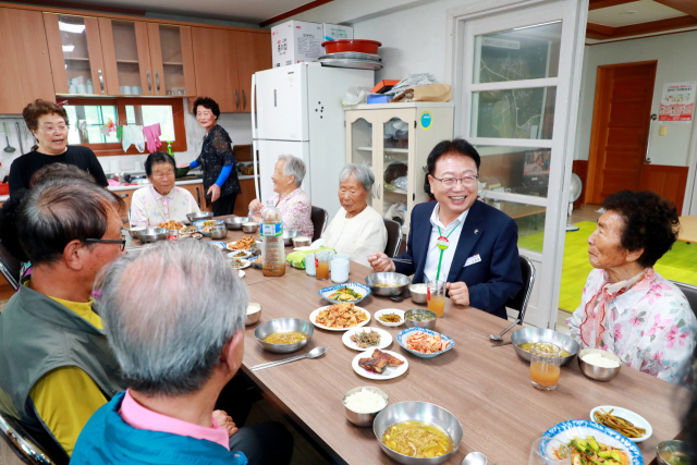 손병복 군수가 경로당을 찾아 반찬을 전달하고 어르신들과 식사를 함께 하고 있다. 울진군 제공