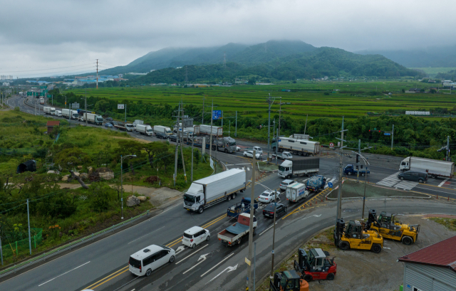 16일 오후 경북 경주 7번국도 중 모화사거리 구간. 해당 구간은 산업단지로 이어지는 길과 일반 주택가 등이 혼재해 있어 교통 정체 및 혼잡으로 인한 사고 발생률이 높은 곳 중 한 곳이다. 김영진 기자 kyjmaeil@imaeil.com