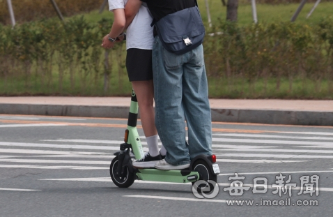 기사 내용과 관련 없는 자료사진. 2023년 9월 4일 오후 경산시 남매지 주변 도로를 따라 안전모를 쓰지 않은 젊은이들이 탑승 인원 규정을 위반한 채 전동 킥보드를 타고 있다.