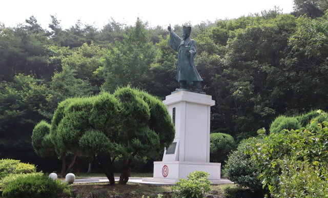 용담성지 포덕문을 들어서면 당당한 기상의 수운 동상이 방문객을 맞이한다.