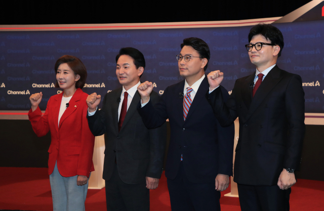 국민의힘 나경원(왼쪽부터), 원희룡, 윤상현, 한동훈 당 대표 후보가 16일 오후 서울 마포구 상암동 채널A 스튜디오에서 열린 3차 당 대표 후보 방송토론회 시작에 앞서 기념촬영을 하고 있다. 연합뉴스