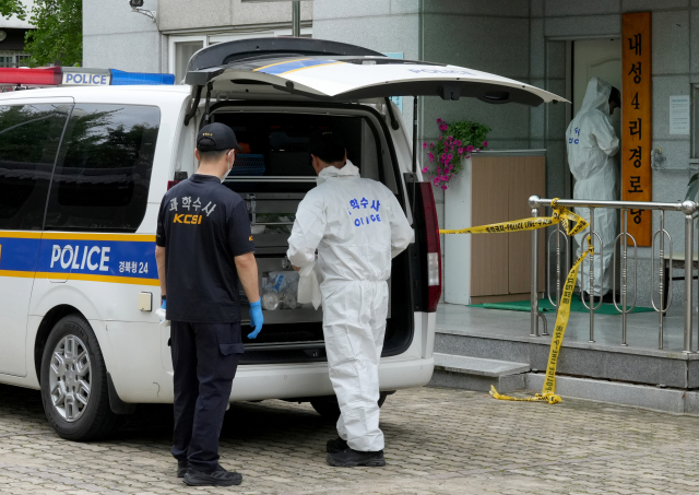 경북경찰청 과학수사계 관계자가 17일 봉화군 내성4리 경로당을 찾아 현장 감식을 하고 있다. 김영진 기자 kyjmaeil@imaeil.com