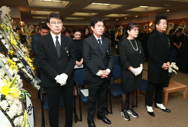 18일 오전 서울아산병원 장례식장에서 가수 고 현철(본명 강상수) 대한민국가수장 영결식이 엄수되고 있다. 연합뉴스