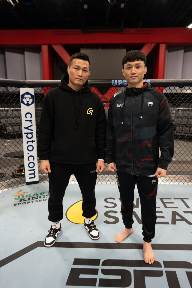 21일 UFC 무대 복귀전을 치르는 최두호(오른쪽)와 훈련을 돕는 