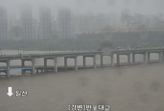 [현장사진] 서울 한강 잠수교 곧 잠긴다