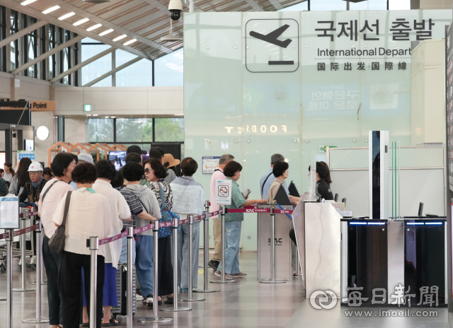 18일 오후 대구국제공항 국제선 출국장을 찾은 여행객들이 일본 아사히카와로 향하는 항공기의 탑승수속을 밟고 있다. 대구국제공항은 작년 9월부터 시작한 