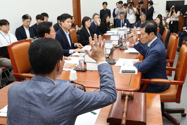 18일 오후 국회 환경노동위원회 안건조정소위원회에서 더불어민주당 소속 김주영 소위원장이 회의 공개 여부를 두고 표결을 진행하고 있다. 환노위 안건조정소위에서는 야당 단독으로 통과한 