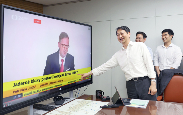 안덕근 산업통상자원부 장관을 비롯한 산업부 주요 간부들이 17일 밤 한국수력원자력이 체코 원전 우선협상대상자로 선정됐다는 현지 발표 방송을 보면서 환호하고 있다. 연합뉴스