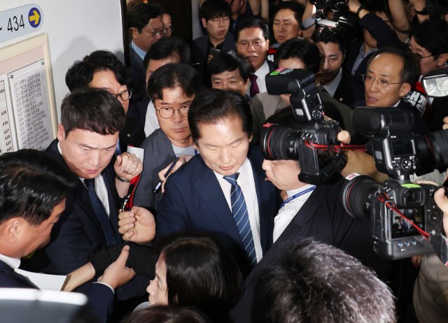 정청래 국회 법제사법위원회 위원장이 국민의힘 의원들의 항의를 받으며 19일 오전 