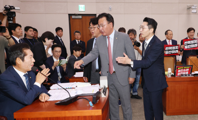 국회 법제사법위원회 유상범 의원 등이 19일 오전 국회 법제사법위원회 전체회의에서 정청래 위원장에게 