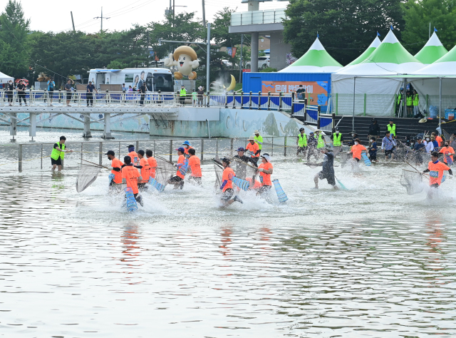 봉화은어축제장인 내성천에서 어신 선발대화가 펼쳐지고 있다. 봉화군 제공