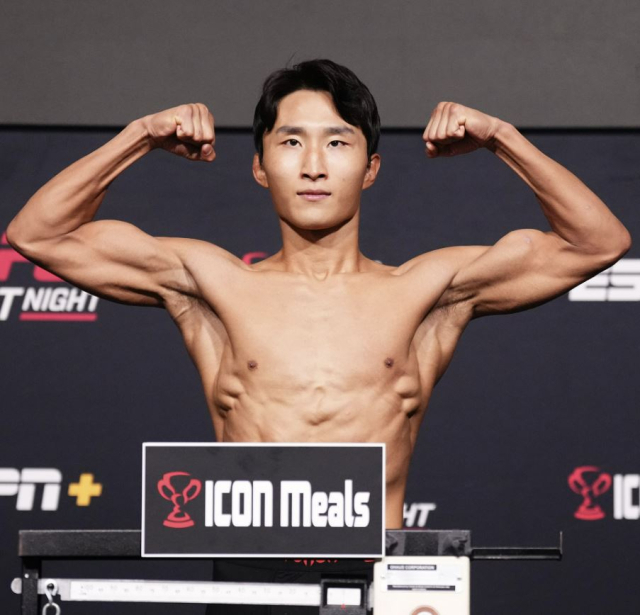 대구 출신 이정영이 21일 미국 네바다주 라스베가스의 UFC 에이펙스에서 열릴 예정이던 UFC 대회에 출전하기에 앞서 체중을 재는 계체 절차를 밟고 있다. UFC SNS 제공