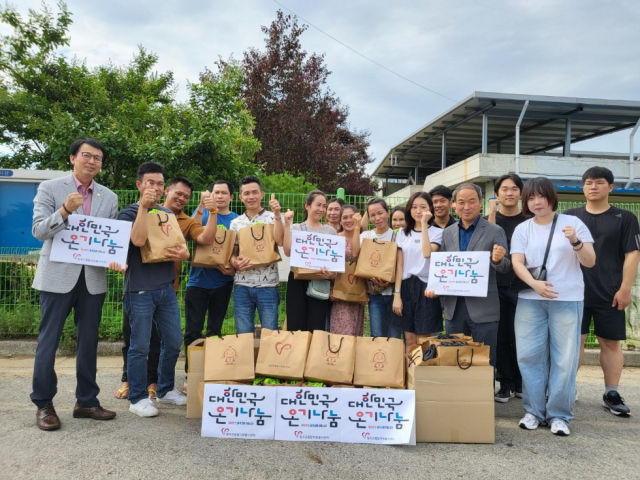 경북 칠곡군 종합자원봉사센터…외국인 계절근로자에게 폭염 대비 물품 전달 