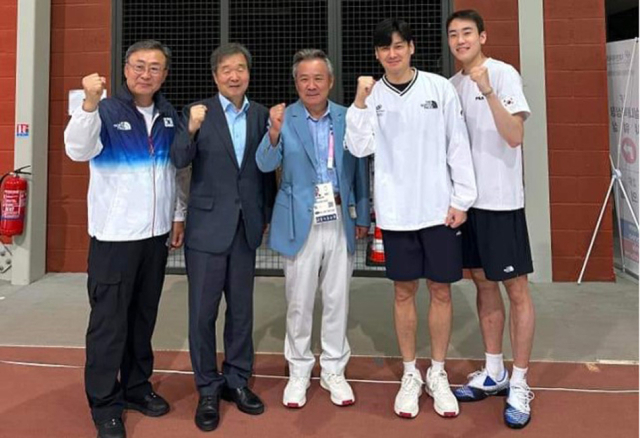 주 프랑스 대한민국 최재철 대사는 2024 파리올림픽에 참가한 펜싱 남자 사브르 대표팀 구본길, 도경동 선수의 32년 선배로서 직접 만나 선전을 다짐하고 격려했다. (왼쪽부터)정동국 진천 국가대표선수촌 부촌장, 최재철 주 프랑스 한국 대사, 이기흥 대한체육회 IOC위원, 펜싱 남자 사브르 대표팀 구본길, 도경동 선수. 오성고 제공.