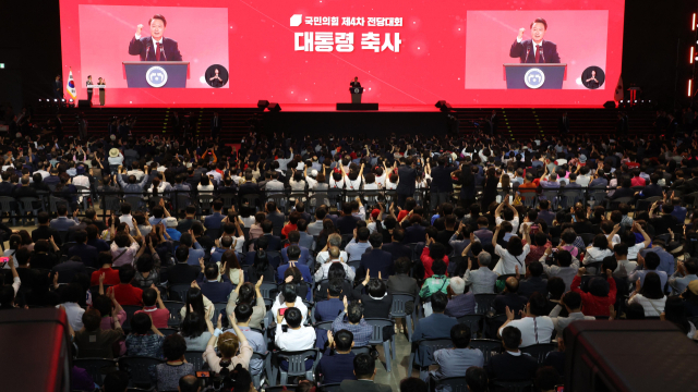 윤석열 대통령이 23일 오후 경기도 고양시 킨텍스에서 열린 국민의힘 제4차 전당대회에서 축사하고 있다. 연합뉴스