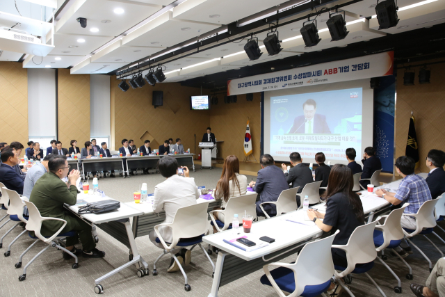 대구시의회 경제환경위원회 소속 의원 등이 24일 수성알파시티에서 기업 간담회를 열었다. 대경ICT산업협회 제공