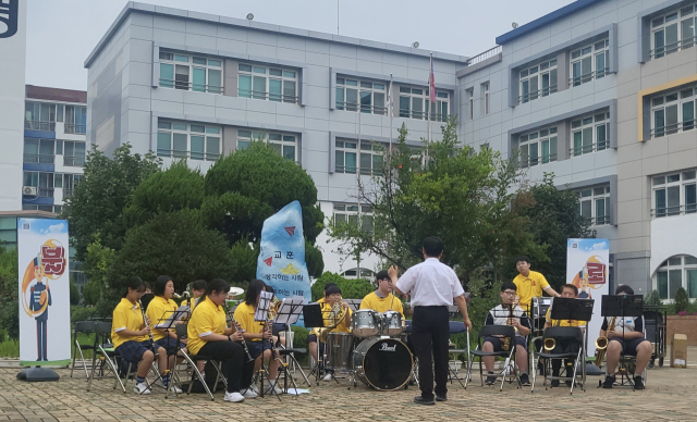 대구 불로중에는 종종 등굣길 음악회가 열린다. 불로중 마칭밴드의 웅장하고 힘 있는 연주는 학생들의 등굣길에 힘을 북돋아준다.