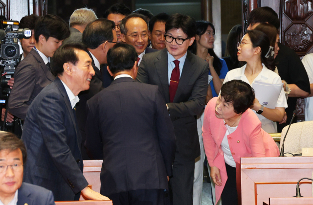 국민의힘 한동훈 대표가 25일 오전 국회에서 열린 의원총회에서 동료 의원들과 인사하고 있다. 연합뉴스