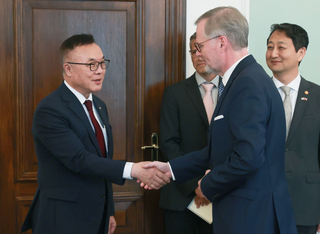 황주호(왼쪽) 한국수력원자력 사장이 24일(현지시간) 페트르 피알라 체코 총리를 만나 체코 신규 원전 사업 우선협상대상자로 한수원을 선정한 것에 대해 감사 인사를 전하며 악수를 하고 있다. 한국수력원자력 제공