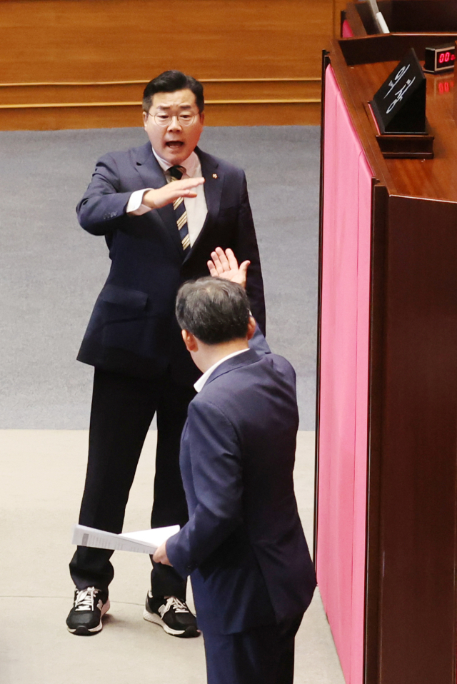 25일 서울 여의도 국회에서 열린 본회의에서 방통위법에 대한 심사보고와 관련해 국민의힘 추경호 원내대표와 더불어민주당 박찬대 원내대표가 큰 소리로 설전을 벌이고 있다. 연합뉴스