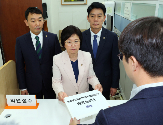 25일 오후 더불어민주당 김용민 원내정책수석부대표, 김현 과방위 간사, 한민수 과방위원이 국회 의안과에 방송통신위원장 직무대행(이상인) 탄핵소추안을 제출하고 있다. 연합뉴스