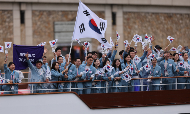 한국 선수단이 27일 프랑스 파리 센강에서 진행된 파리 올림픽 개막식 선수단 입장 순서에 맞춰 유람선을 탄 채 센강을 지나고 있다. 연합뉴스