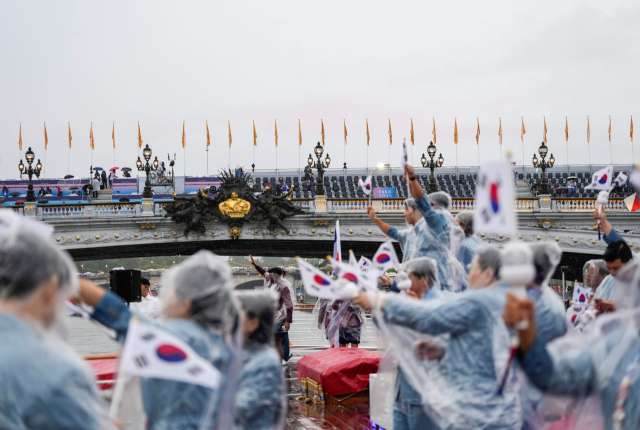 한국 선수단이 27일 프랑스 파리 센강에서 진행된 파리 올림픽 개막식 선수단 입장 순서에 맞춰 유람선을 탄 채 센강을 지나고 있다. 연합뉴스