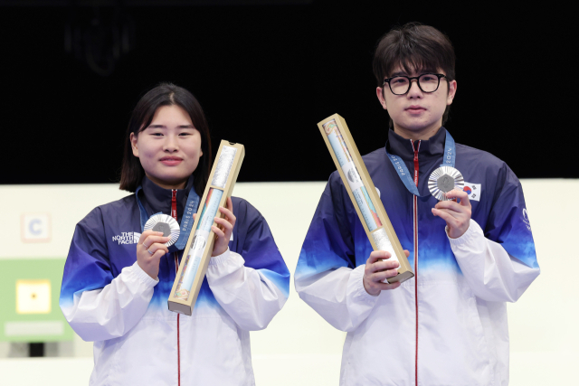 27일 프랑스 샤토루 슈팅 센터에서 열린 2024 파리올림픽 사격 공기소총 10m 혼성 단체 시상식에서 은메달을 차지한 금지현(왼쪽)과 박하준이 시상대에서 기념촬영하고 있다. 연합뉴스