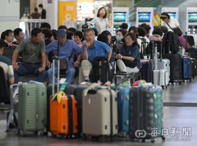 본격 휴가철을 맞은 27일 대구국제공항 대합실이 여행객들로 붐비고 있다. 국토교통부는 하계 휴가 집중 기간(7월 25일~8월 11일) 전국 공항 이용객을 일평균 45만 명으로 전망, 코로나19 이전인 2019년(46만6,000명) 수준으로 회복한 것으로 밝혔다. 대구국제공항 또한 같은 기간 일평균 출발 4712명, 도착 4764명으로 코로나19 이후 최대 수치로 전망했다. 안성완 기자 asw0727@imaeil.com