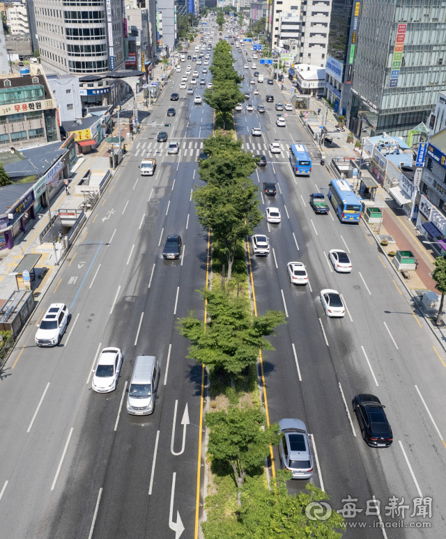 28일 대구 중구 달구벌대로에 도심 열섬현상을 완화하기 위해 도로에 물을 뿌리는 