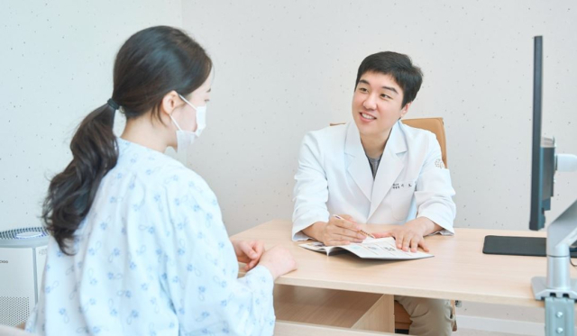 이호성 대구 포레스트한방병원 병원장이 환자를 진료하고 있다. 대구 포레스트한방병원 제공