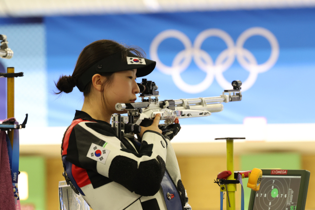 27일(현지시간) 프랑스 샤토루 슈팅 센터에서 열린 2024 파리올림픽 사격 공기소총 10m 혼성 본선에 출전한 반효진이 호흡을 고르고 있다. 연합뉴스