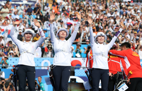 한국 女양궁 대표팀 '올림픽 10연패' 달성…중국 5-4로 꺾고 단체전 금메달