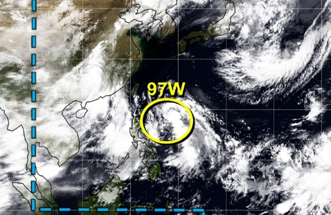 미국 합동태풍경보센터(JTWC, Joint Typhoon Warning Center) 감시 97W 열대요란. 향후 태풍으로 발달할 경우 5호 태풍 마리아가 될 가능성이 있다.