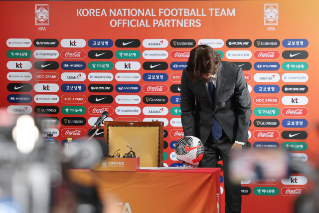 홍명보 한국 축구 국가대표 감독이 29일 오전 서울 종로구 축구회관에서 열린 취임 기자회견에서 고개숙여 인사하고 있다. 연합뉴스