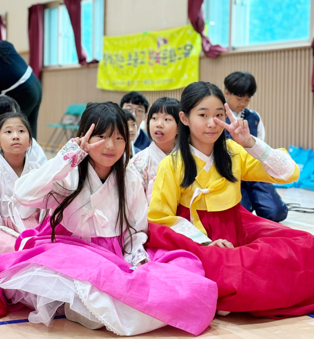 경북 영양군 일월초등학교 학생들이 경북문화재단 한복진흥원의 지원으로 우리 고유의 의상인 다양한 한복을 입어보고 기념 촬영을 하고 있다. 영양교육지원청 제공