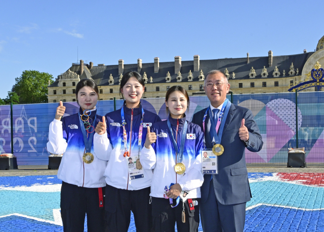 28일(현지시간) 프랑스 파리에서 열린 2024 파리 올림픽에서 남수현(왼쪽부터), 임시현, 전훈영 여자 양궁 단체 국가대표 선수들과 정의선 현대차그룹 회장이 기념 촬영하고 있다. 연합뉴스