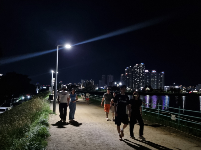 29일 오후 10시 30분쯤 수성못 일대에 찾은 시민들이 러닝과 산책을 하며 열대야에 맞서고 있다. 산책로를 따라 간간이 맨발 걷기를 하는 고령층도 눈에 띄었다. 김유진 기자