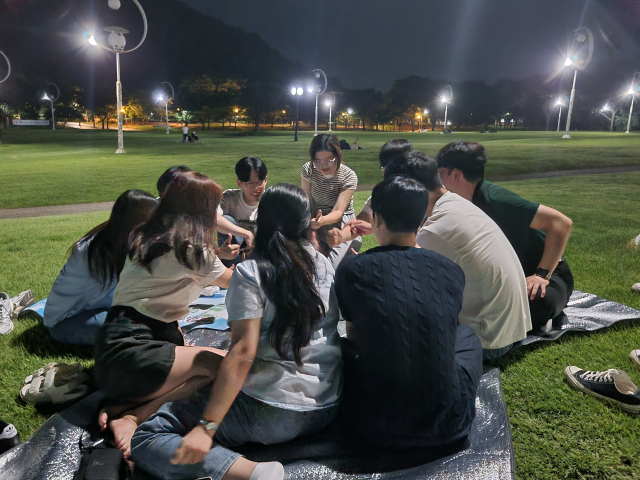 지난 29일 자정쯤 방문한 두류공원 일대. 자정을 넘긴 시간에도 돗자리에 앉아 자리를 지키는 시민들이 몇몇 보였다. 옹기종기 모여 게임을 하고 있는 대학생들. 김유진 기자