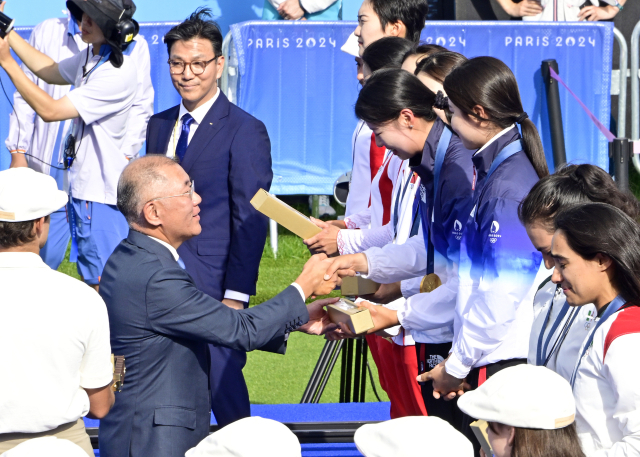 정의선 현대차그룹 회장이 28일(현지시간) 프랑스 파리에서 열린 2024 파리 올림픽 양궁 여자 단체전 경기에서 금메달을 획득한 여자 양궁 단체 국가대표 선수들을 시상하고 있다. 연합뉴스