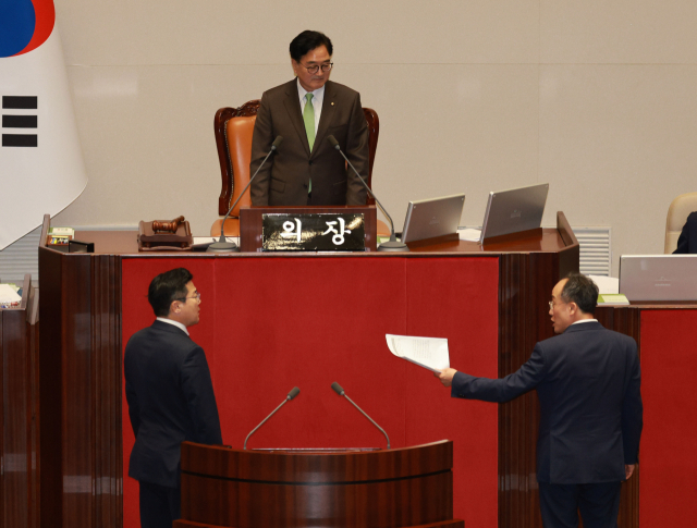 지난 25일 국회 본회의에서 추경호 국민의힘 원내대표가 우원식 국회의장에게 의사 진행 방식에 대해 항의하고 있다. 연합뉴스