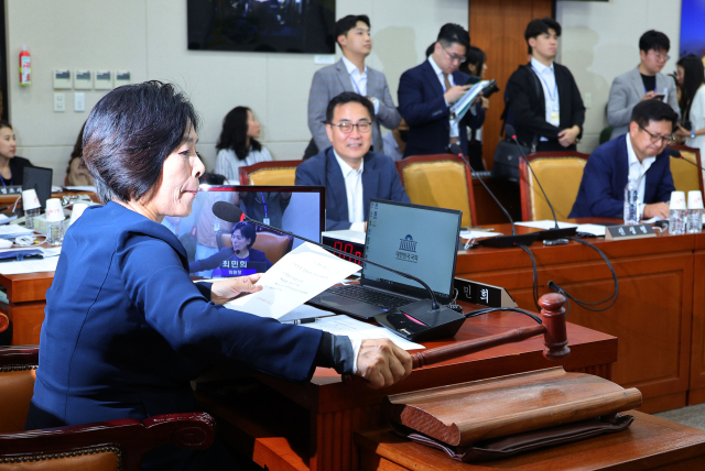 29일 오후 서울 국회에서 열린 과학기술정보방송통신위원회 전체회의에서 최민희 위원장이 의사봉을 두드리고 있다. 이날 회의에서는 이진숙 후보자 청문보고서 채택 여부를 논의한다. 연합뉴스