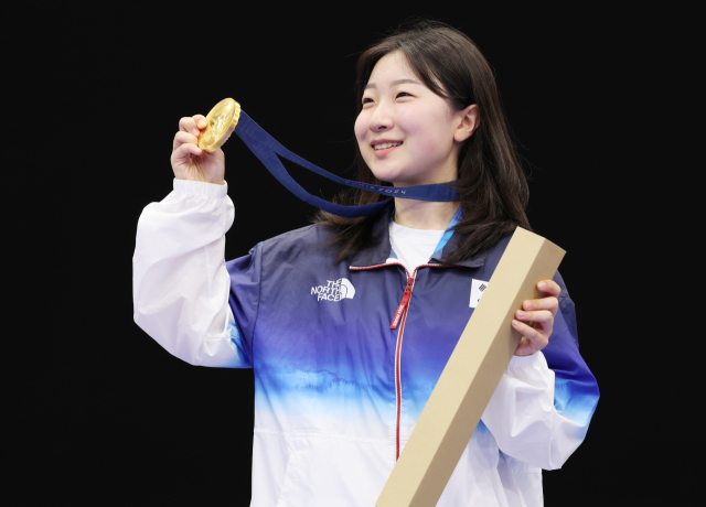 29일(현지시간) 프랑스 샤토루 슈팅 센터에서 열린 2024 파리올림픽 사격 공기소총 10m 여자 결선에서 금메달을 차지한 반효진이 시상대에서 기뻐하고 있다. 연합뉴스